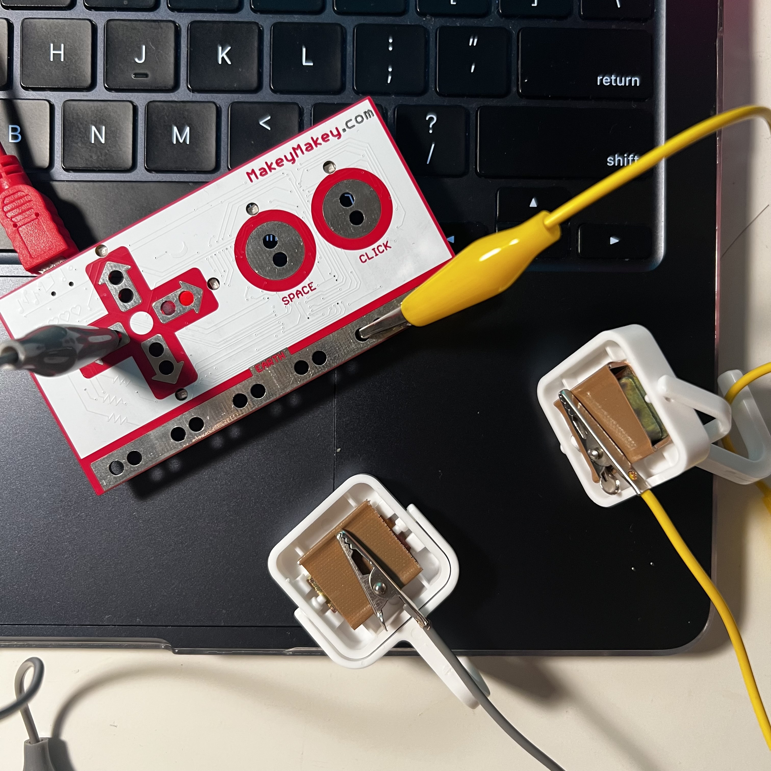 Using magnets to hold alligator clips